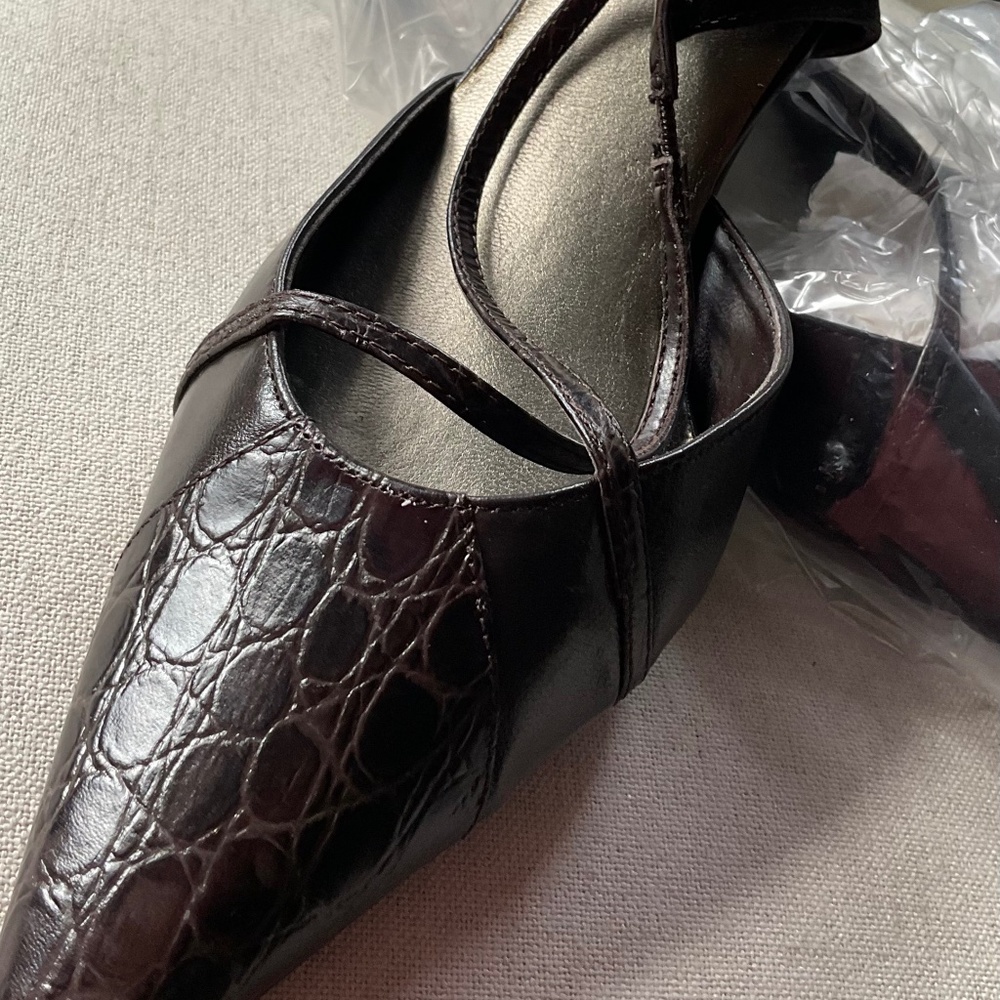 Colin Stuart chocolate brown pointed heel in size 8